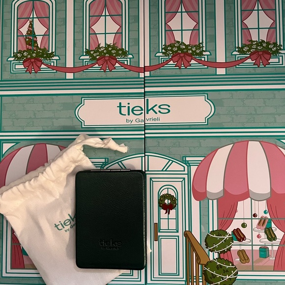 Tieks Tahitian Pearl Compact Mirror Day 7 of Advent Calendar - Picture 4 of 4
